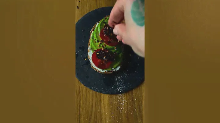 Брускетта с авокадо, томатами и кешью соусом #брускетта #брускеттасавокадо #авокадо