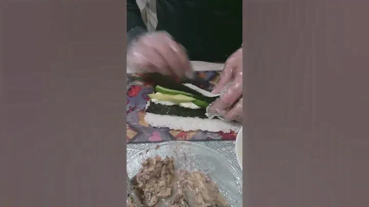 Роллы с творожным сыром и авокадо.