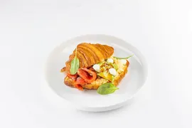 С форелью, скрамблом и авокадо
