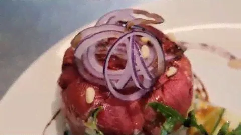 Томатный тимбале с мясом краба, сочной мякотью манго и авокадо