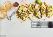 Здоровые Кукурузные Лепешки С Курицейгриль Авокадо Лаймом Пивом — стоковые фотографии и другие картинки Тако - Закуска