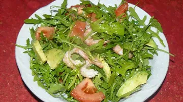 Легкий салат с авокадо и креветками. Всего 4 ингредиента. Ммм... вкуснятина.