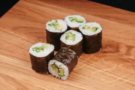 Мини ролл с авокадо и огурцом