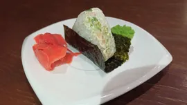 Онигири с лососем и авокадо