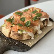 Пицца с лососем и авокадо