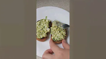 Тосты с авокадо🥑 #быстрыйзавтрак #тосты #завтраксавокадо #вкусныйзавтрак #полезнаяеда