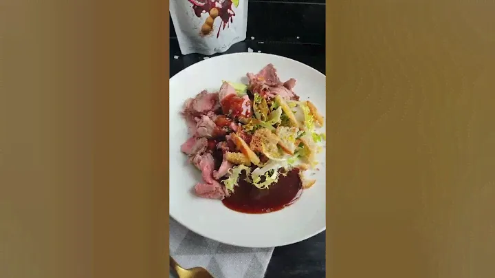 Теплый салат с ростбифом и соусом Red Wine