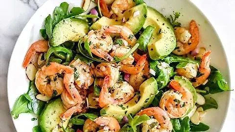 Салат с креветками и авокадо