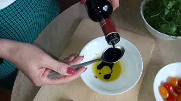 Салат с рукколой авокадо и креветками.