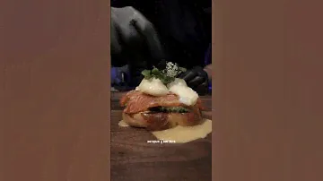 Бриошь с лососем и Соусом Голландез