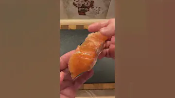 Закуска из лосося, авокадо и страчателлы.