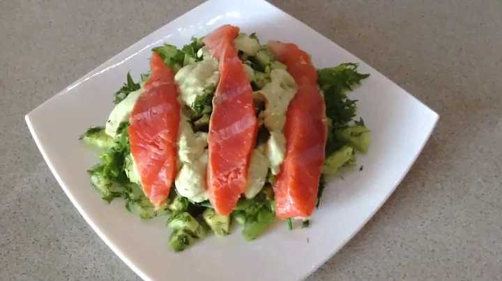 Салат из  форели с авокадо и сливочным соусом - гениальное сочетание вкусов!