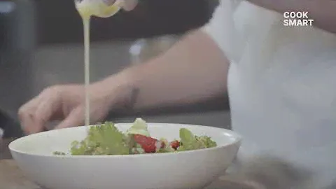 Зелёный салат с авокадо, спаржей и клубникой