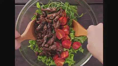 Теплый салат с рукколой и мясом