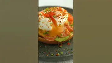 Бриошь с лососем, авокадо и яйцом пашот #food #tasty #sushi #foodie #fila #breakfast