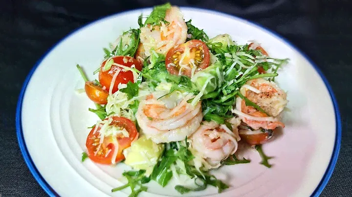 Салат с авокадо, руколой, помидорками черри и жареными креветками 🥗 🍤